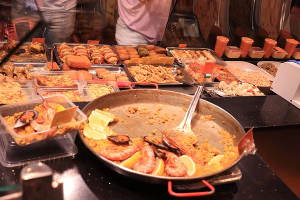 スペイン バルセロナ 2019年9月30日 バルセロナ最大の生鮮市場であるBoqueria市場で作られた新鮮なパエリア — ストック写真