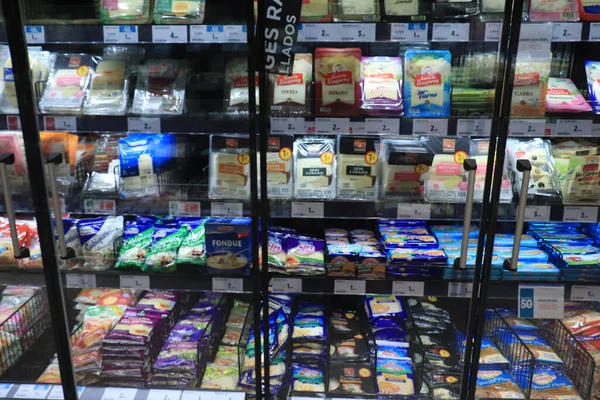 Barcelona España Septiembre 2019 Queso Preenvasado Una Nevera Supermercado Lujo —  Fotos de Stock