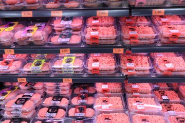 Barselona, İspanya - 28 Eylül 2019: Süpermarkette et. Farklı türde paketlenmiş et. İspanyolca etiketler üzerine metin