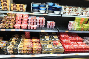 Barselona, İspanya - 28 Eylül 2019: Bir süpermarkette İspanyol tatlısı. Farklı markalar, karamelli yumurta bazlı tatlı.