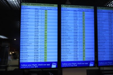 Amsterdam, Hollanda - 24 Eylül 2019: Amsterdam Havaalanı Schiphol 'dan kalkış bilgileri. Kapı ve yürüme mesafesi bilgisi. Hem İngilizce hem de Hollandaca bilgi!