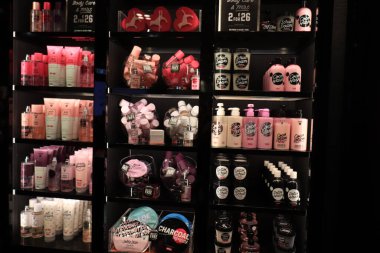 Amsterdam Havalimanı Schiphol, Hollanda - 24 Eylül 2019: Havaalanı alışveriş merkezi, duş ve banyo ürünlerinde Victorias Secret perakende mağazası