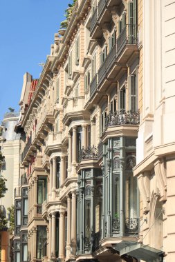 Barselona, İspanya - 29 Eylül 2019: Passeig de Gracia 'daki cepheler, Katalan modernizminin Barselona' daki ana caddesi, Jugendstil 'in İspanyol versiyonu, 1895-1910 yılları arasında