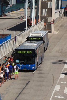 Barselona, İspanya - 24 Eylül 2019: Barselona gemi terminali yakınlarında gezen, kıyıya giden yolcuları alan