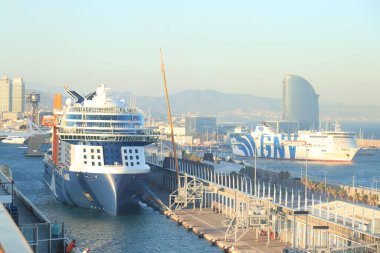 Barcelona, İspanya - 24 Eylül 2019: Barcelona 'daki gemi terminaline demirlemiş olan Ünlüler Sınırı