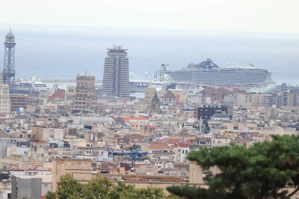西班牙巴塞罗那 2019年9月28日 从Parc Guell的角度看待巴塞罗那 背景中的地中海和游轮终点站 — 图库照片