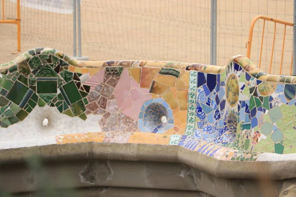 Barcelona Spanje September 2019 Kleurrijke Mozaïek Serpentine Zitbank Van Gaudi — Stockfoto