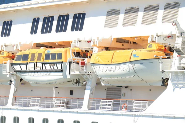 Barcelona Spanien September 2019 Costa Magica Livbåtar Eller Säkerhetsfartyg — Stockfoto