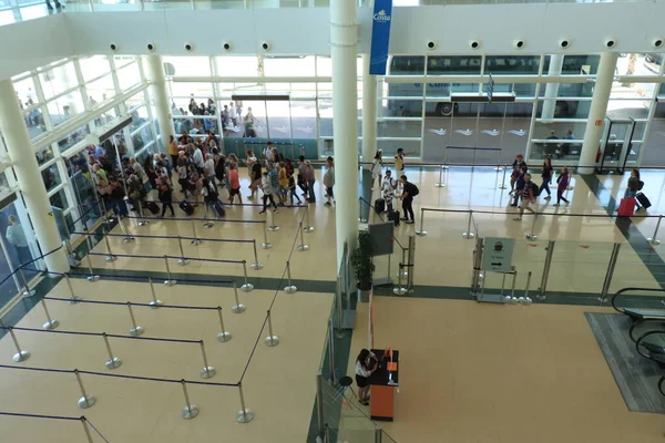 Barcelona Hiszpania Września 2019 Pasażerowie Opuszczający Terminal Wycieczkowy Barcelonie Udający — Zdjęcie stockowe