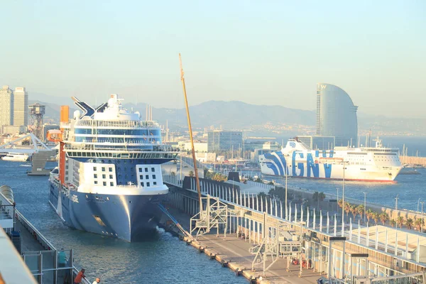 Barcelona, İspanya - 24 Eylül 2019: Barcelona 'daki gemi terminaline demirlemiş olan Ünlüler Sınırı