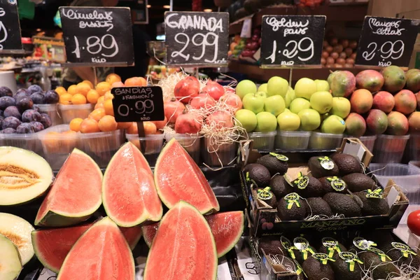 Barcelona España Septiembre 2019 Fruta Colorida Mercado Boquería Exhiben Diferentes —  Fotos de Stock
