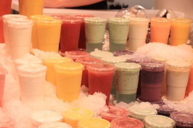 Barcelona 'da bir markette taze meyveli içecekler.