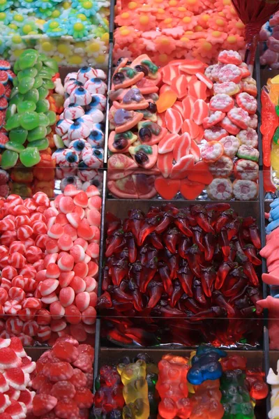 巴塞罗那Boqueria市场展出的各种颜色和味道的糖果 — 图库照片