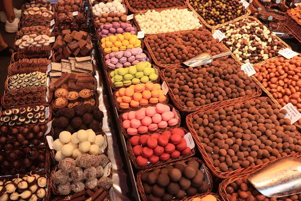 市場で展示されているマカロンとチョコレート — ストック写真