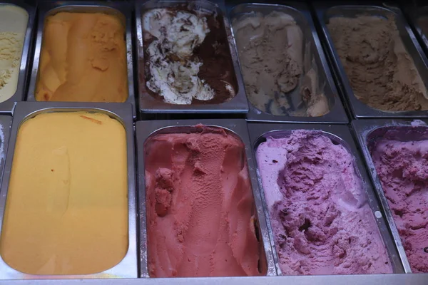 Varios Sabores Helados Tinas Metal Una Tienda Heladería — Foto de Stock