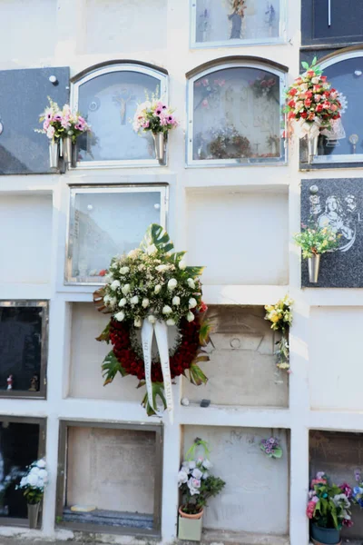 Kwiaty Kamienie Typowym Hiszpańskim Cmentarzu Pobliżu Barcelony — Zdjęcie stockowe