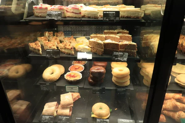 Kahve dükkanında sergilenen taze kekler, çörekler ve sandviçler. Tatlı ve lezzetli atıştırmalıklar. Etiketler üzerine metin: Katalanca ürün tanımı, avro cinsinden fiyatlar