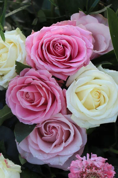 粉红色 紫色和白色婚礼玫瑰的花卉婚礼安排 — 图库照片