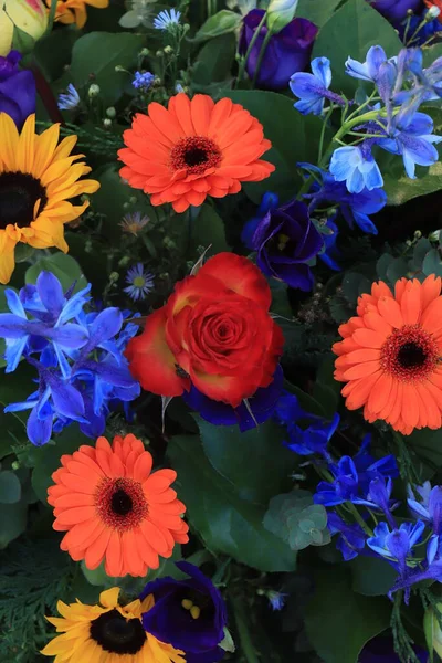 Kleurrijk Bruidsbloemstuk Oranje Gerbera Gele Rozen Zonnebloemen Blauwe Larkspur — Stockfoto