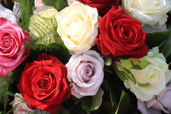 Arreglo Floral Con Rosas Naranja Lila Rojo Blanco — Foto de Stock