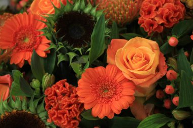 Düğün düzenlemesi turuncunun çeşitli tonlarında.