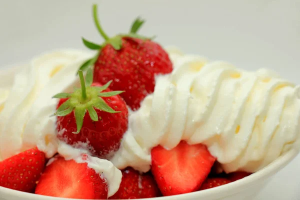 Gesundes Sommer Dessert Mit Frischen Erdbeeren Und Sahne — Stockfoto