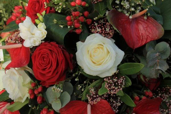 装飾的な花の配置の古典的な白と赤のバラ — ストック写真