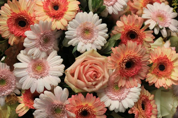 Arreglo Boda Tonos Rosa Naranja Rosas Gerbers —  Fotos de Stock