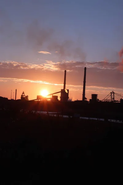 Skyline Obszaru Przemysłowego Podczas Zachodu Słońca — Zdjęcie stockowe