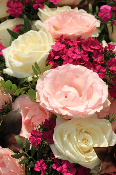 Рожеві Білі Троянди Змішаному Весільному Букеті — стокове фото