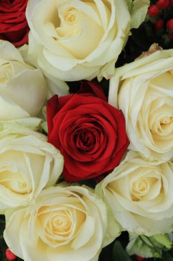 Gelinlik buketinde kırmızı ve beyaz güller