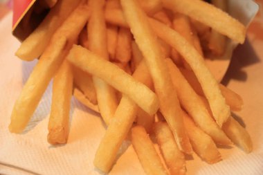Bir restoranda patates kızartması servisi.