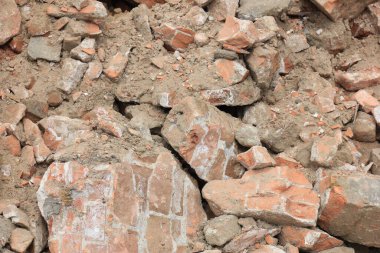 İnşaat alanında kırık kırmızı tuğla yığını