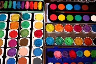Stüdyoda farklı kullanılmış su boyası kutuları.