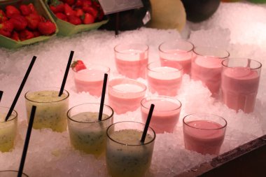 Bir self-servis restoranında taze meyve püresi.