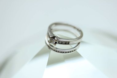 Elmas kanal nişan yüzüğü ve alyansı beyaz altın olarak ayarla.