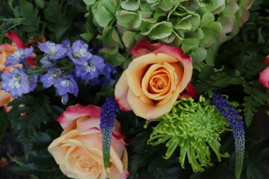 Düğün çiçeği aranjmanı, şeftali pembesi güller ve 