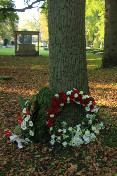 Κλασσική Συμπάθεια Στεφάνι Κοντά Ένα Δέντρο Ένα Νεκροταφείο — Φωτογραφία Αρχείου