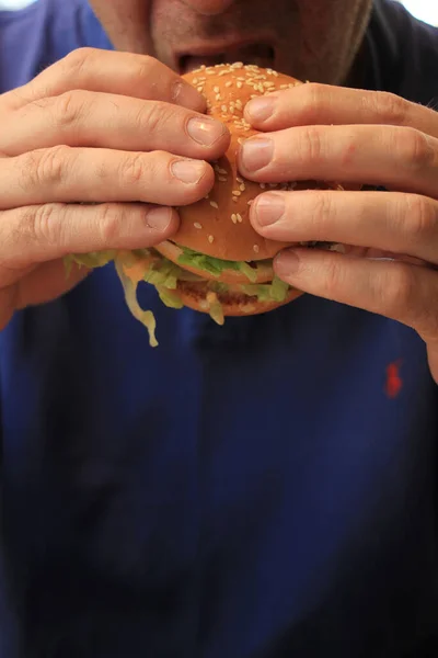 Man Eating Fresh Made Hamburger — Stock Photo, Image