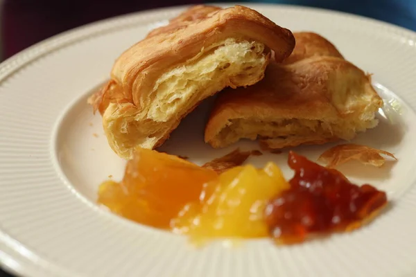 Färsk Croissant Med Citroncurd Och Apelsinmarmelad Frukostbordet — Stockfoto