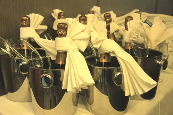 Bottiglie Champagne Bicchieri Attesa Secchi Servire — Foto Stock