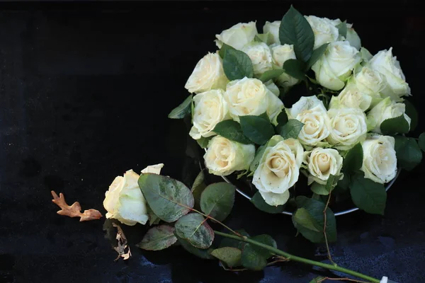 White Roses Funeral Flowers Grey Marble Tomb — Stock Photo, Image