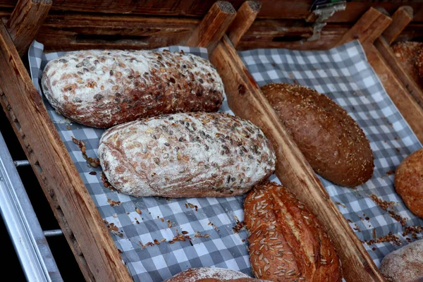 Verschiedene Handwerkliche Brotsorten Auf Einem Markt — Stockfoto