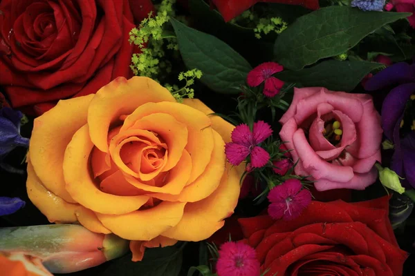 Smíšené Květinové Aranžmá Různé Květiny Různých Barvách Pro Svatbu — Stock fotografie