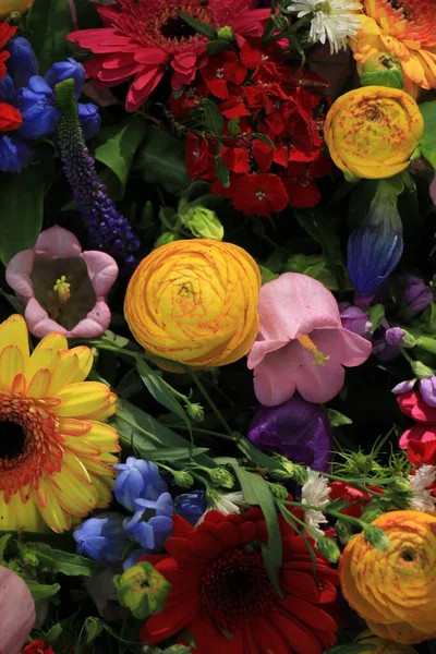 Gemischter Blumenschmuck Verschiedene Blumen Verschiedenen Farben Für Eine Hochzeit — Stockfoto