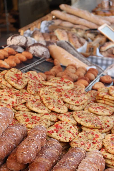 Diverse Soorten Ambachtelijk Brood Een Markt — Stockfoto