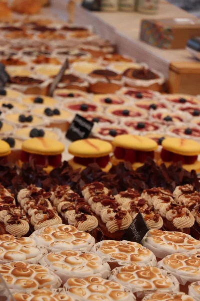 Pasticceria Fresca Mostra Una Bancarella Del Mercato — Foto Stock