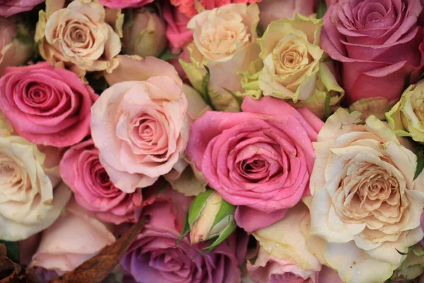 Gemischte Rosa Rosen Einer Floralen Hochzeitsdekoration — Stockfoto