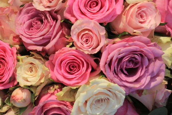 Gemengde Roze Rozen Een Bloemige Bruiloft Decoratie — Stockfoto