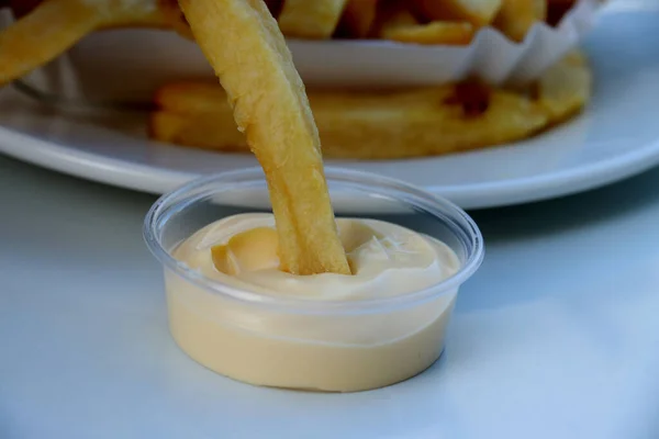 Papas Fritas Holanda Servidas Con Mayonesa —  Fotos de Stock